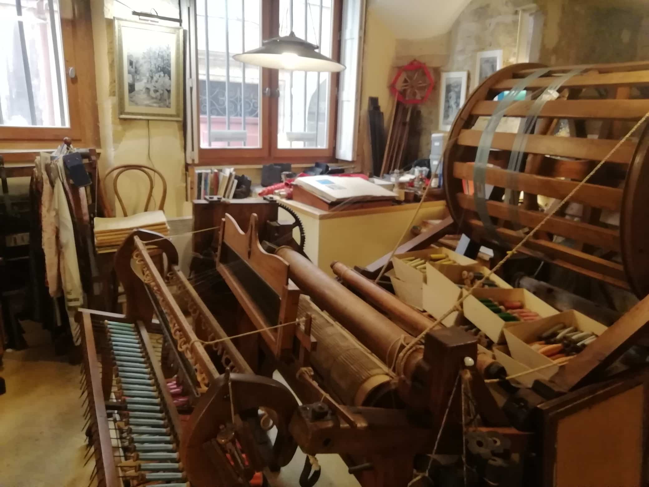 Plongez au cœur des soieries lyonnaises avec Emmodez-moi ✨